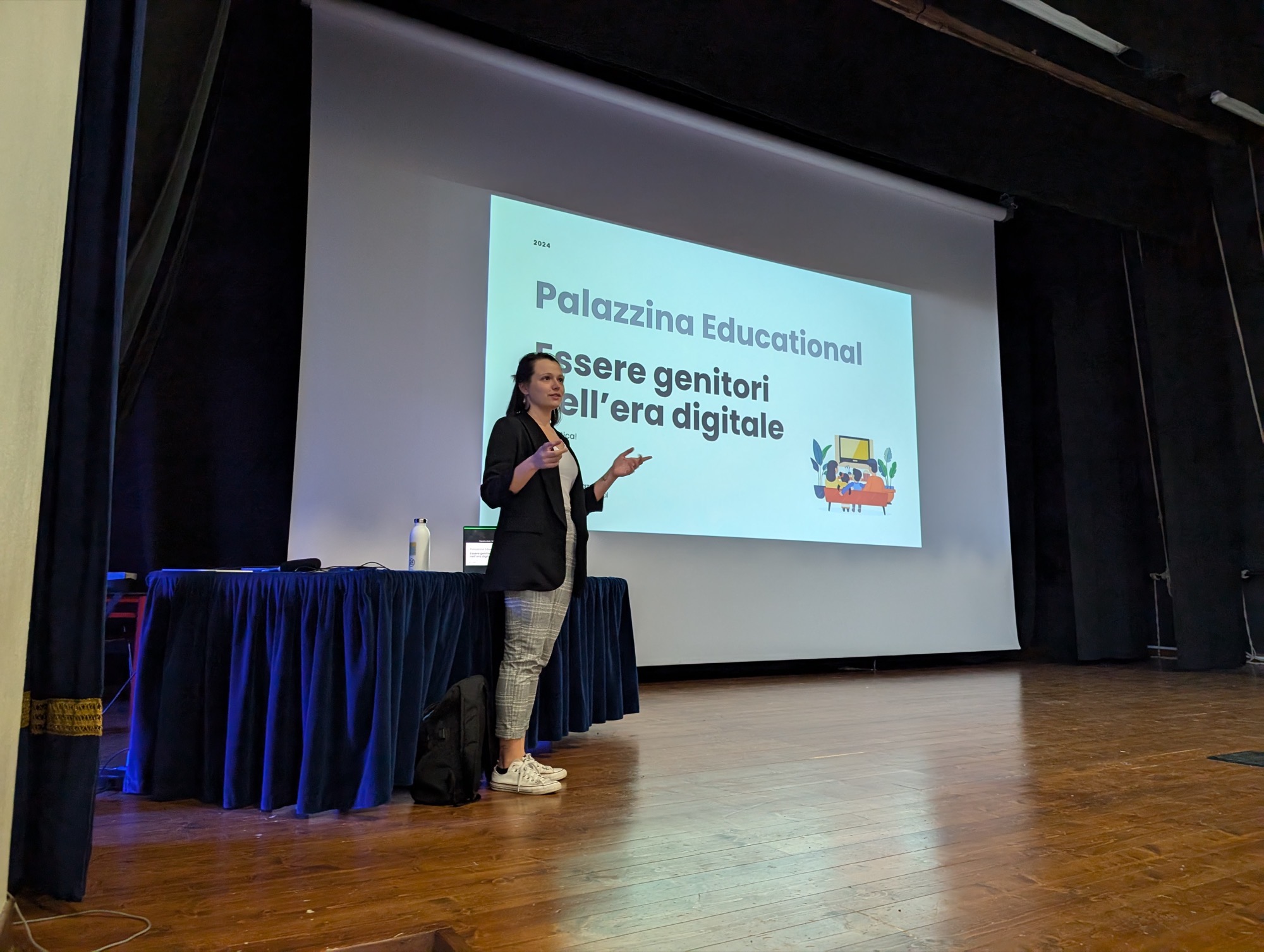 Un incontro di Palazzina Educational in un auditorium scolastico